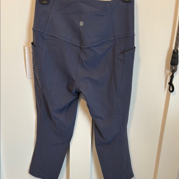 Athleta Salutation stash pocket II capri NWT - Picture 8 of 9